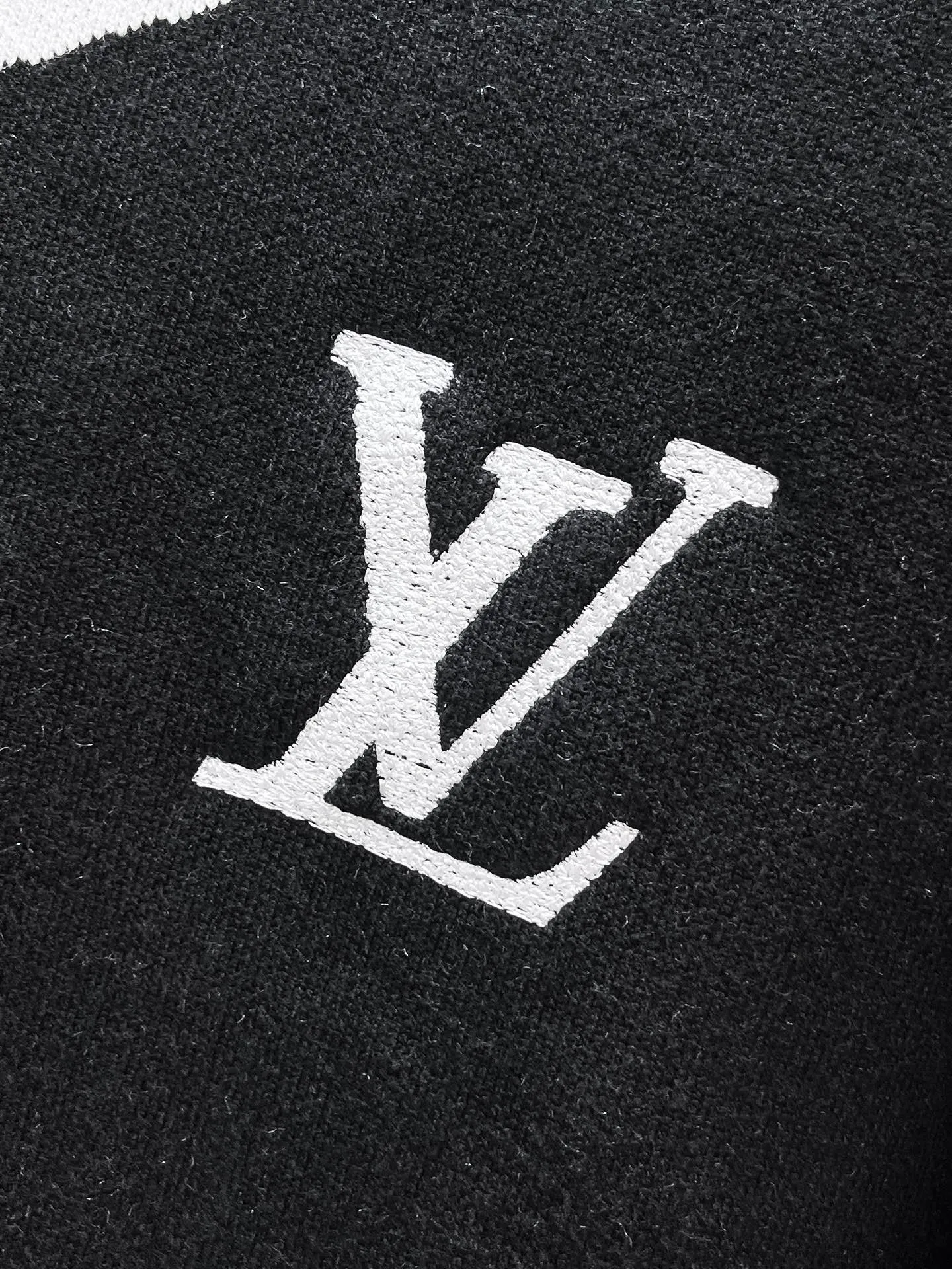 🅿️440 Louis Vuitton LV 2025ss new wool blended round neck long-sleeved sweater cardigan bottoming sweater, high-end version! The custom-made fabrics at the counter are highly breathable and comfortable, with impeccable details and brand element design concepts, reflecting high quality. It feels delicate and soft! It presents a casual cut and the upper body shape is great! 🐉Code size: M-3XL